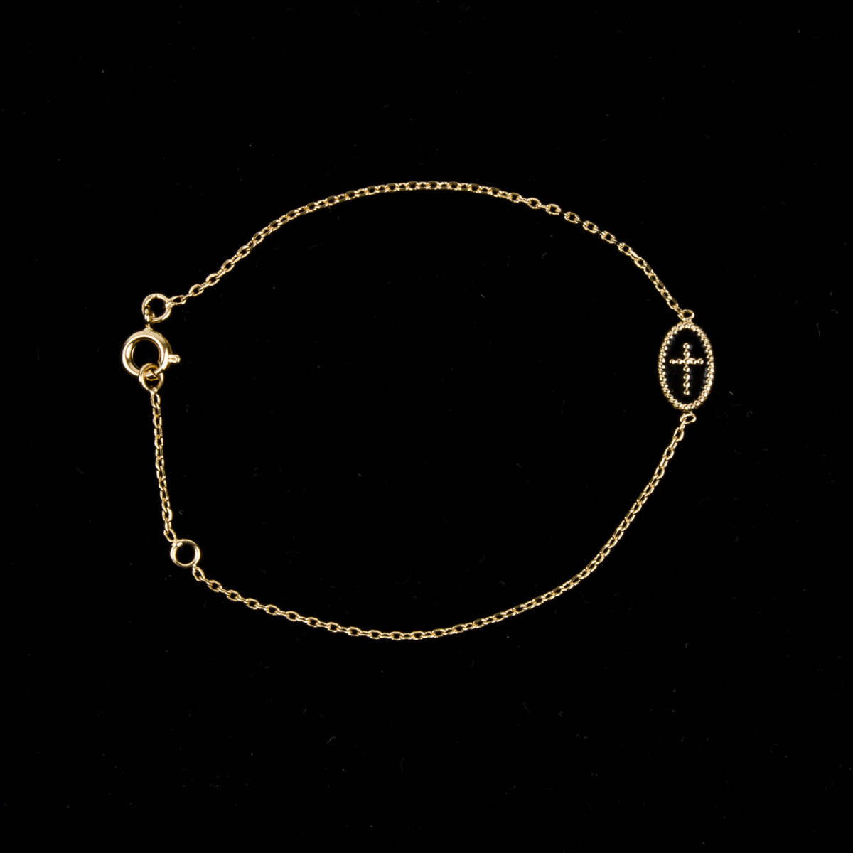 Bracelet en plaqué or ajustable sur chaine forçat 18 cm avec médaille émaillée noire. Livré en boîte