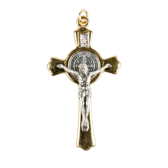 Croix de saint Benoît en métal couleur dorée et Christ couleur argentée, hauteur 7,8 cm.