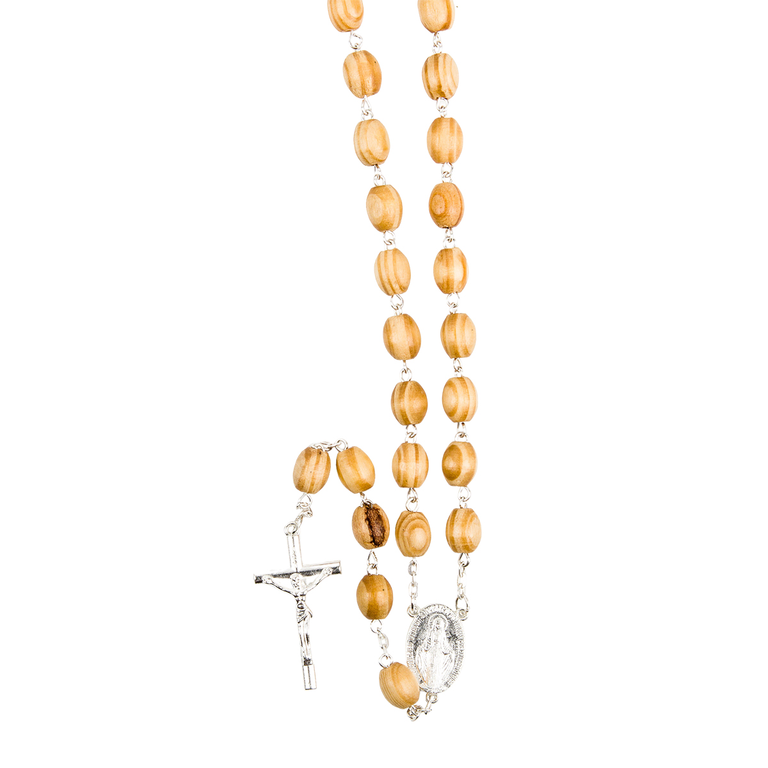 Chapelet grains en bois couleur naturelle Ø 8 mm, chaîne couleur argentée, longueur au cœur 39 cm, croix avec Christ.