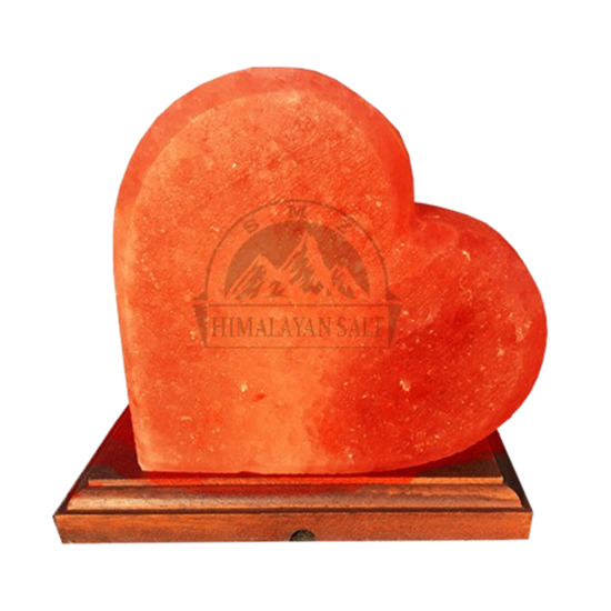 Lampe de sel de l´Himalaya forme cœur, socle bois livrée en boite individuelle avec cordon et ampoule 15x7 cm hauteur 15 cm.