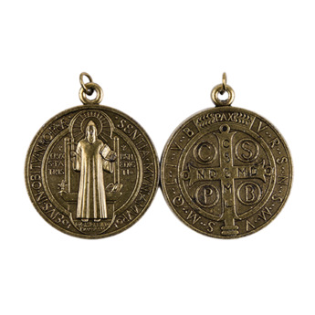 Médaille métal couleur bronze de saint Benoît.