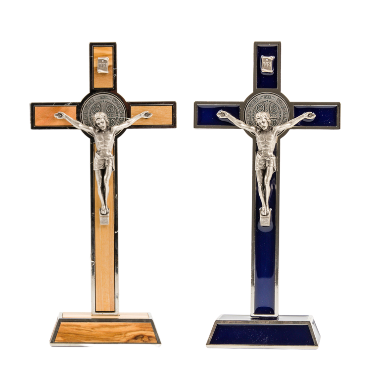 Croix de saint Benoît en métal couleur argentée sur socle, hauteur 20 cm.