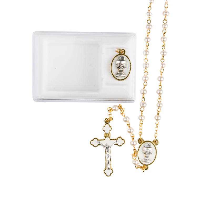Coffret chapelet de communion sur chaine couleur dorée grains Ø 4 mm, longueur au cœur 27 cm, croix émaillée plus médaille.