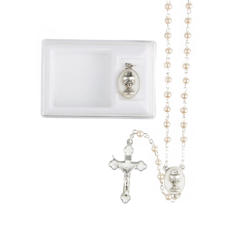 Coffret chapelet de communion sur chaine couleur argentée grains Ø 4 mm, longueur au cœur 27 cm, croix émaillée, plus médaille.