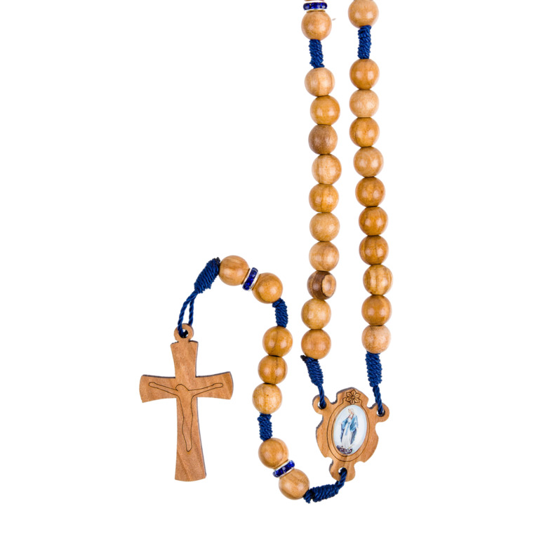 Chapelet grains en bois d'olivier sur corde et pater strass, Ø 7 mm, longueur au cœur 25 cm, coeur résine, croix avec Christ gravé. 