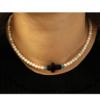 Bracelet collier réglable sur cable acier en pierre naturelle howlite, turquoise synthétique Ø 5 mm avec croix.   