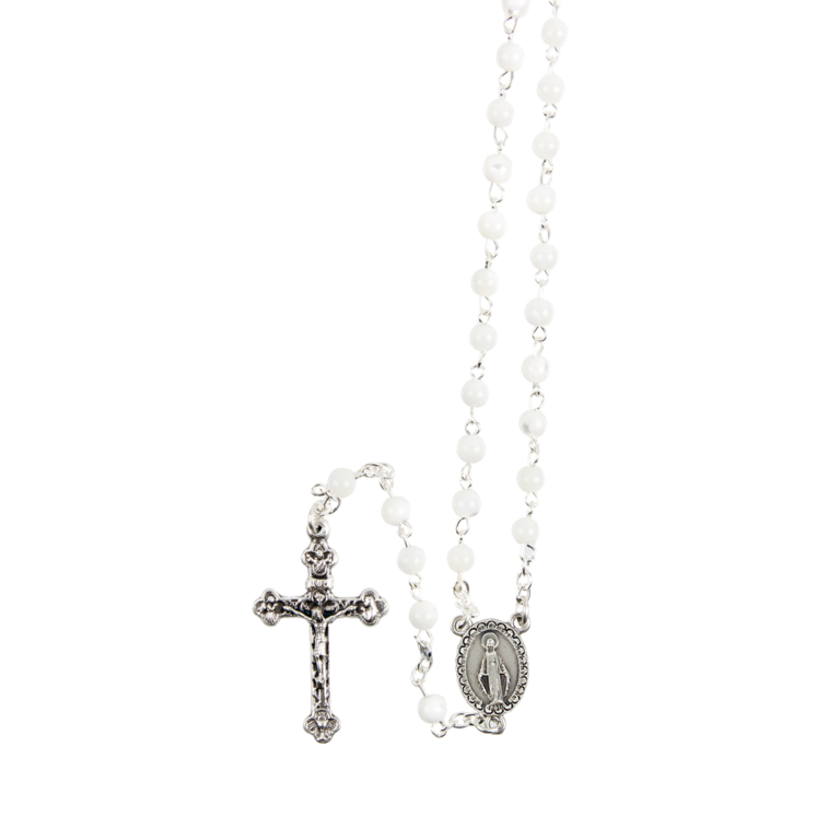 Chapelet grains nacre ronds, Ø 7 mm, chaîne couleur argentée, longueur au cœur 30 cm, croix avec Christ. Livré en boîte.