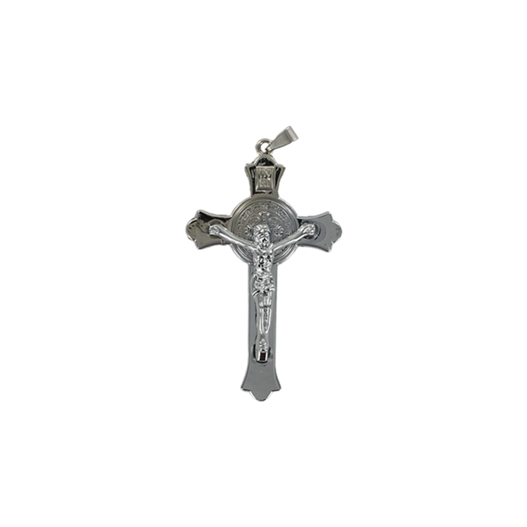Croix de saint Benoît en métal couleur argentée, hauteur 6 cm.