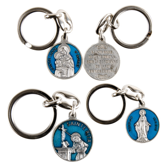 Porte-clés Ø 2.5 cm en métal couleur argentée et émaillé bleu double face revers avec prière, plusieurs saints.