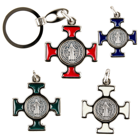 Porte-clés métal couleur argentée H. 4 cm forme croix de saint Benoît émaillée, plusieurs couleurs