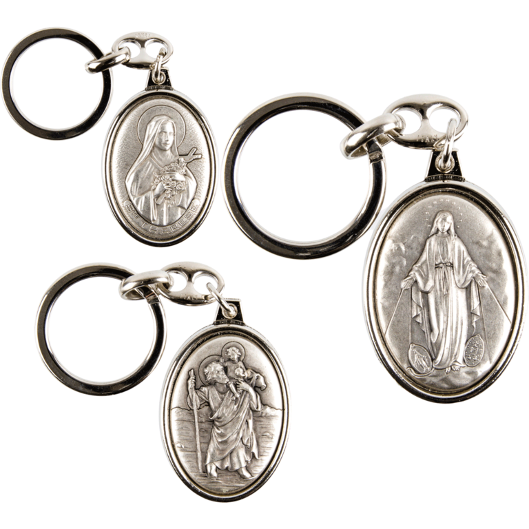 Porte-clés ovale H. 3,6 cm en métal couleur argentée, plusieurs saints.