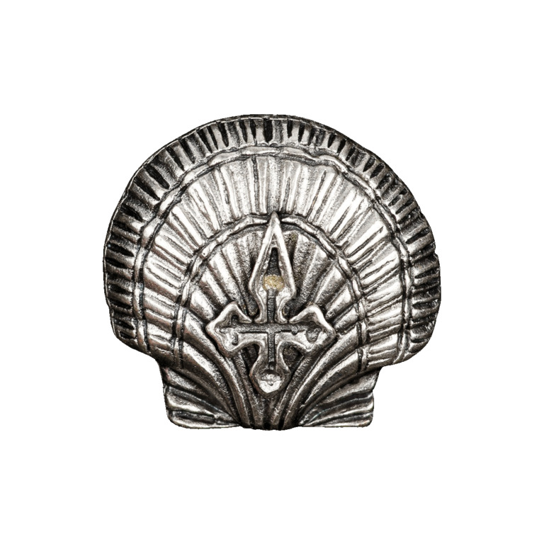 Pin's de saint Jacques forme coquille H. 2 cm en métal argenté.
