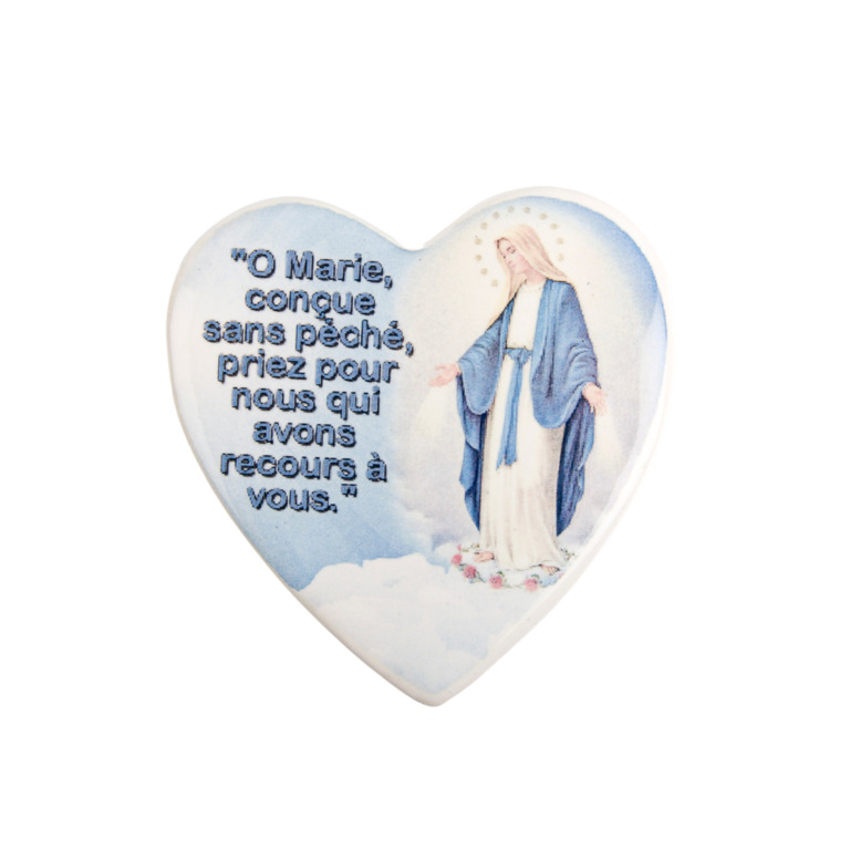 Magnet de la Vierge Miraculeuse avec prière forme coeur H. 5 cm en céramique.