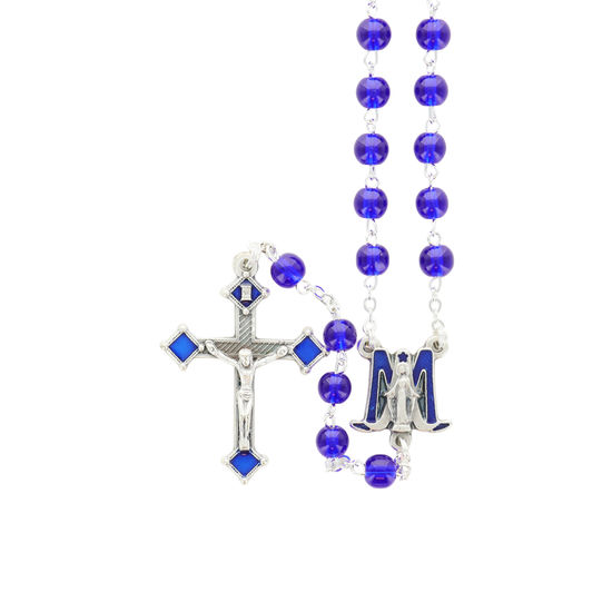 Chapelet grains bleu en verre, Ø 5 mm, chaîne couleur argentée, longueur au cœur 31 cm, croix avec Christ.