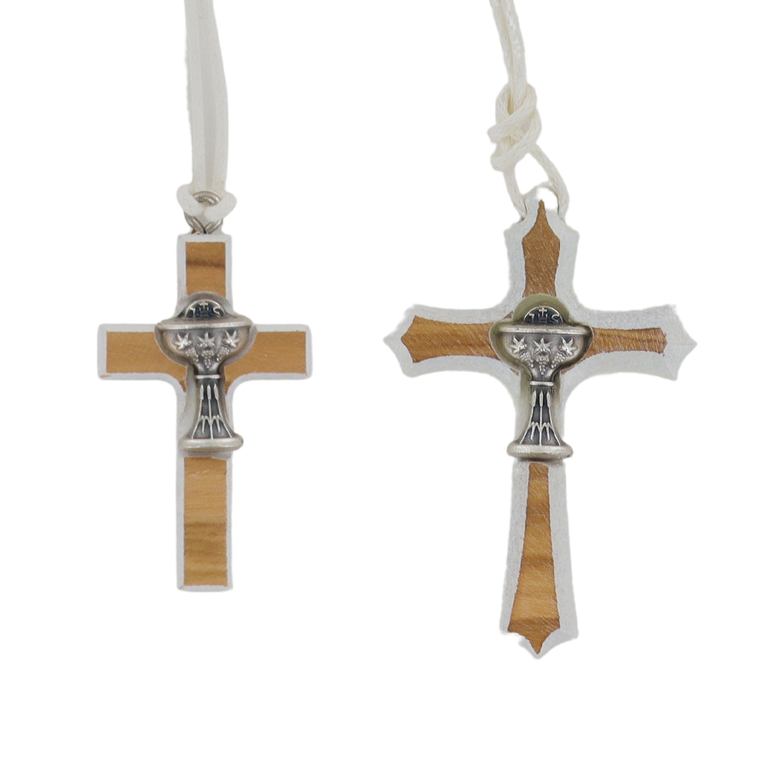Croix de cou en bois d'olivier contours blancs et calice métal avec cordon blanc 70 cm.
