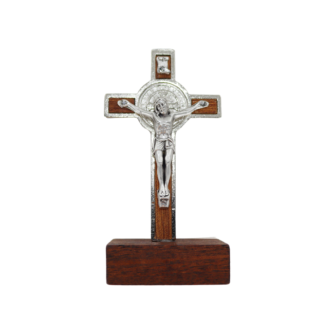 Croix de saint Benoît en bois sur socle, hauteur 8.7 cm.