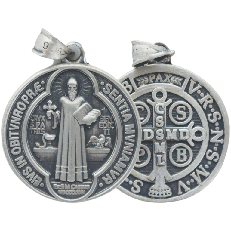 Médaille en argent 925 °/°° vielli 2 faces St Benoit. Livré en boîte.