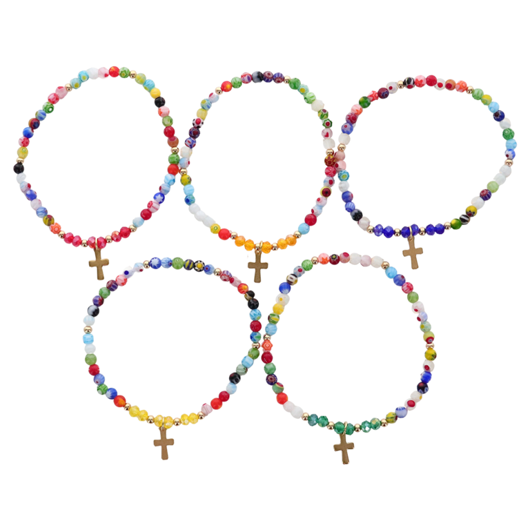 Bracelet sur élastique pour enfant, grains en verre multicolore avec croix acier inoxydable couleur dorée. LOT DE 5
