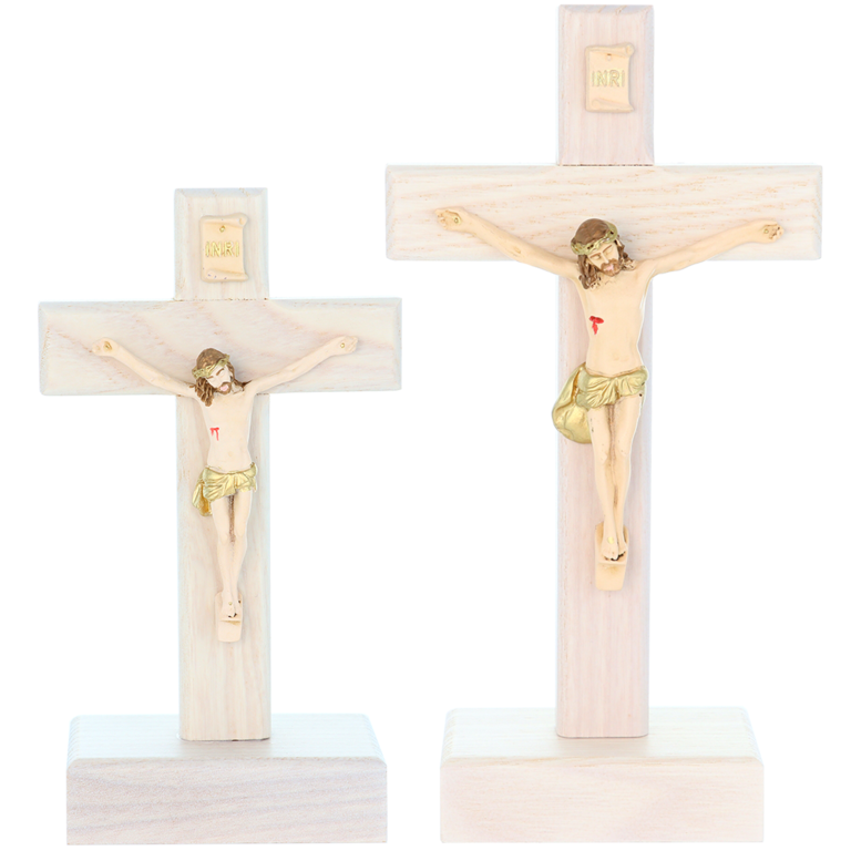 Crucifix en bois clair sur socle avec Christ en résine style bois.