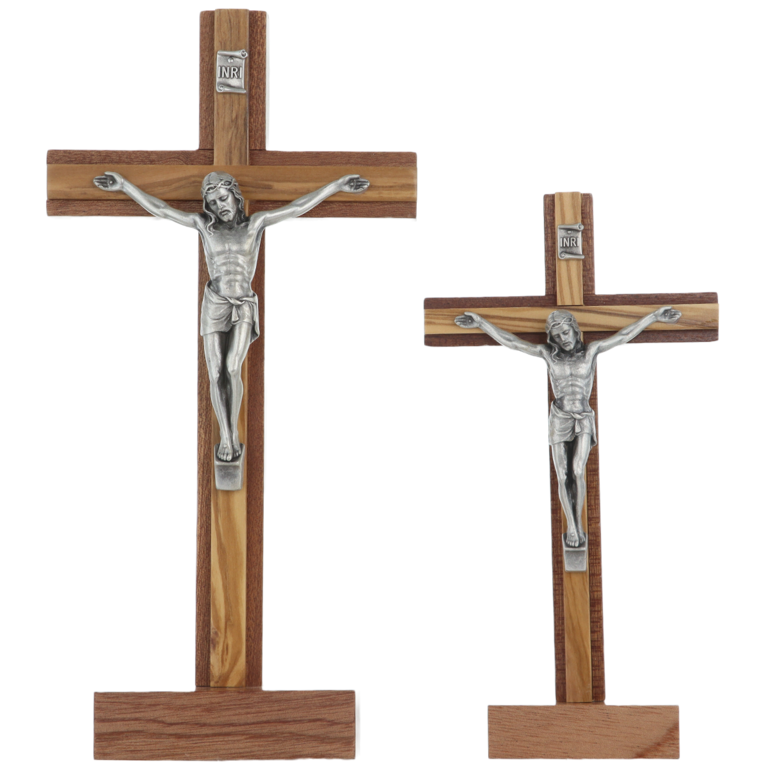 Crucifix en bois et bois d'olivier sur socle avec Christ en métal couleur argentée. Plusieurs hauteurs.