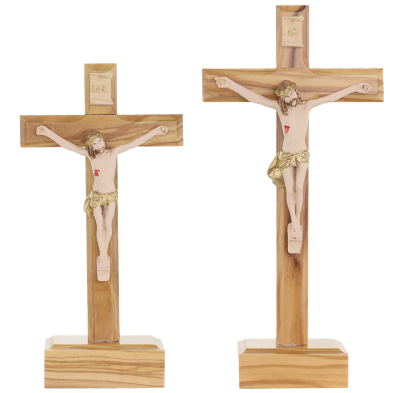 Crucifix en bois sur socle avec Christ en résine style bois
