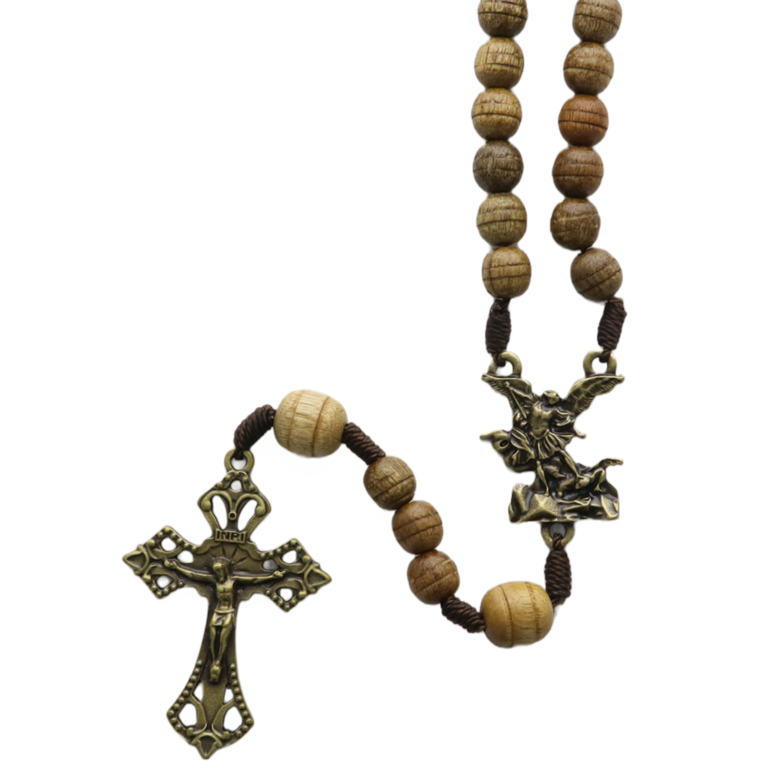 Chapelet de saint Michel sur corde grains striés ronds Ø 7 mm, longueur au coeur 25 cm, croix métal avec Christ