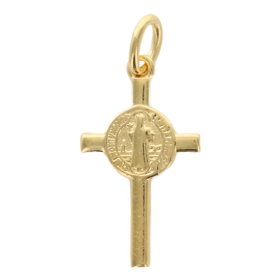 Croix de cou en plaqué or de saint Benoît avec médaille au centre H. 2.1 cm. Livrée en boîte.  