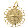 Médaille en plaqué or de saint Benoît entouré de dentelle, Ø 2 cm Livrée en boîte. 