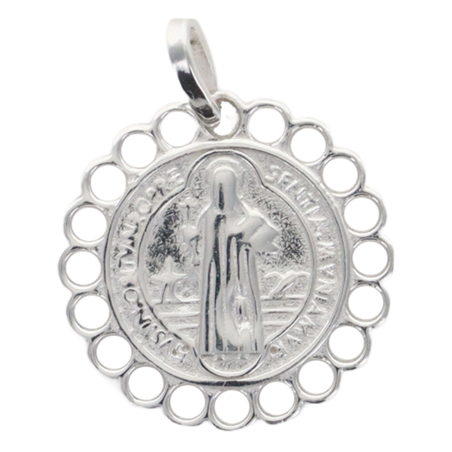 Médaille en argent 925 °/°° de saint Benoît entourée de dentelle,  Ø 2 cm  (2,9 g). Livrée en boîte. 