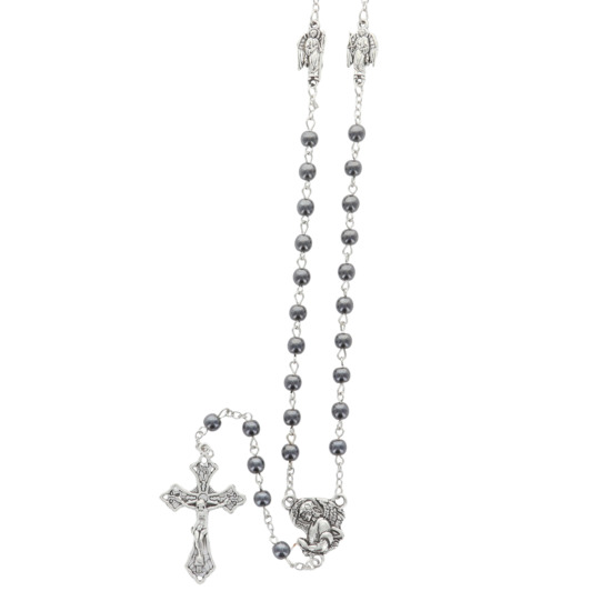 Chapelet grains hématite, Ø 5 mm, chaîne couleur argentée avec pater archanges, longueur au cœur 39 cm, croix avec Christ