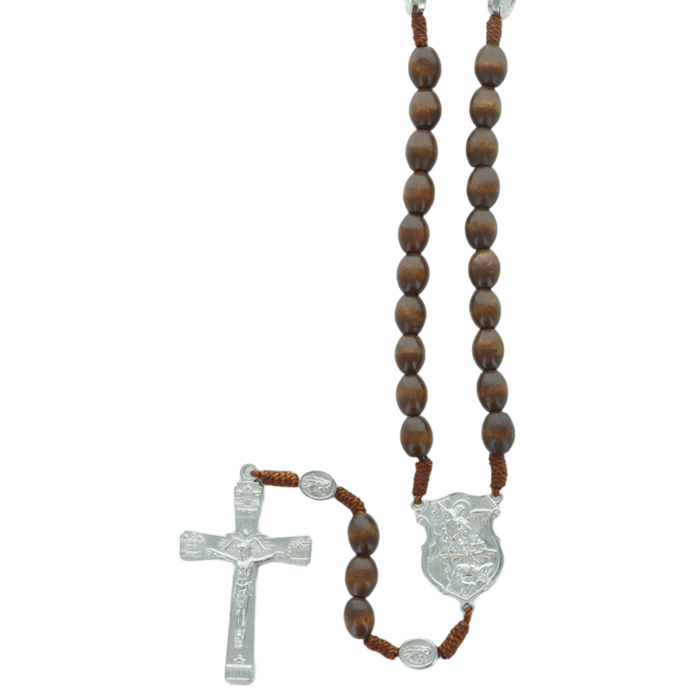 Chapelet sur corde grains ovales en bois Ø 10x8 mm pater médaille de saint Michel, longueur au cœur 30 cm, croix avec Christ. Plusieurs couleurs.