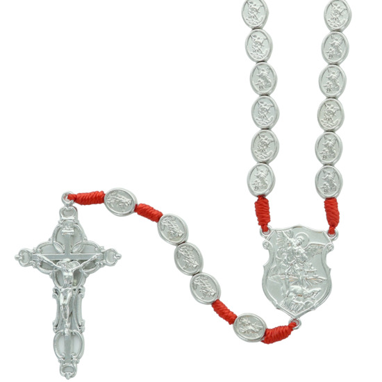 Chapelet sur corde rouge avec médailles de saint Michel en métal, Ø 9 mm, longueur au cœur 30 cm.