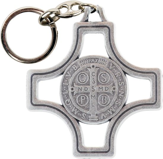 Porte-clés de saint Benoît en forme de croix en métal couleur argentée double face.