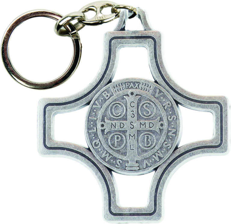 Porte-clés de saint Benoît en forme de croix en métal couleur argentée double face.