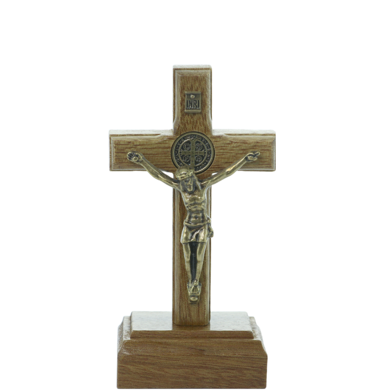 Croix de saint Benoît en bois sur socle avec Christ en doré antique, plusieurs tailles.