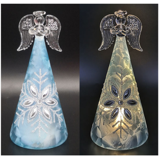 Ange en verre en prière robe lumineuse LED, opaque et bleuetée décorée avec flocon de neige H. 15 cm, livré en boîte. 