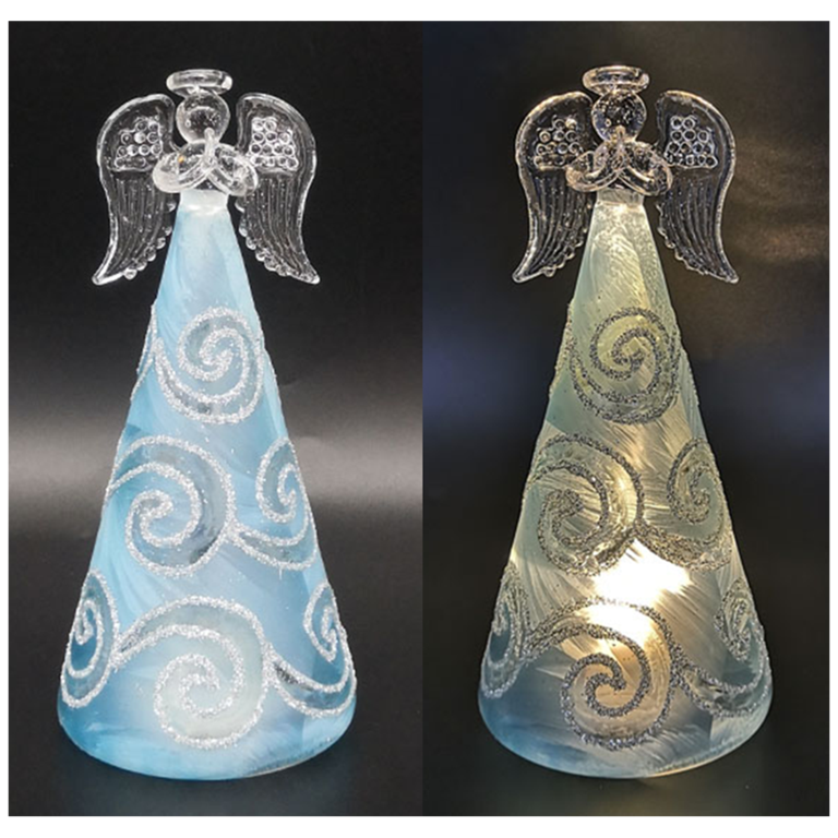 Ange en verre en prière robe lumineuse LED, opaque et bleuetée avec liseret pailleté H. 15 cm, livré en boîte.