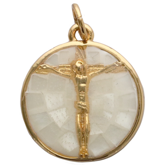 Pendentif en coquille naturelle avec Christ en croix au centre en laiton doré Ø 1 cm.