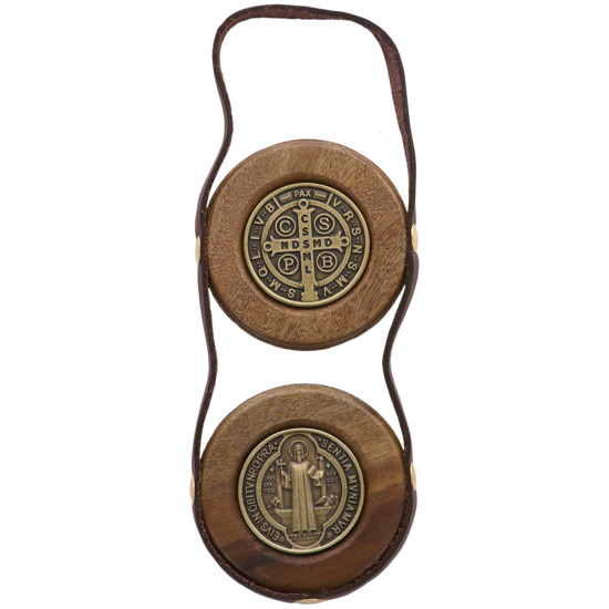 Suspension de porte en bois et cuir avec médailles de saint Benoît gold antique diamètre 7.5 cm. Longueur 22.5cm