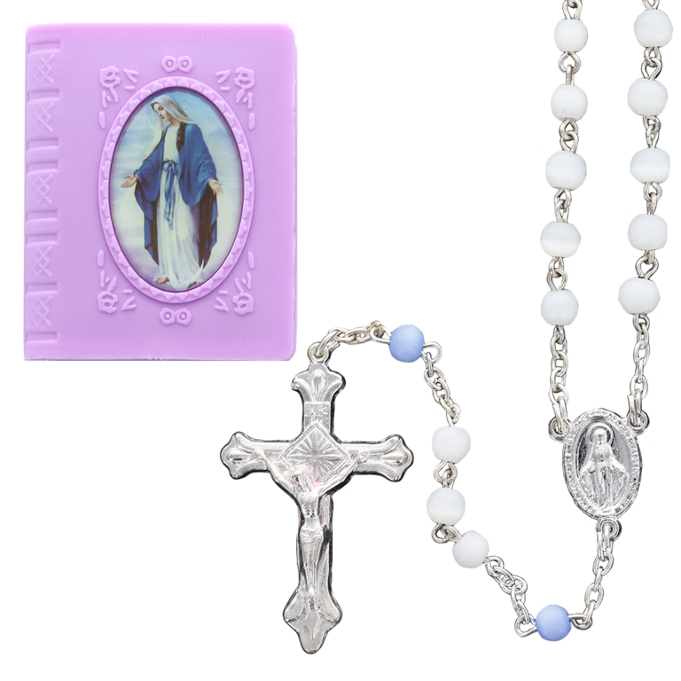Chapelet blanc pater bleu, grains saturne Ø 5mm, chaine couleur argentée, longueur jusqu'au coeur 30 cm, croix avec Christ. Livré avec sa boite forme livre