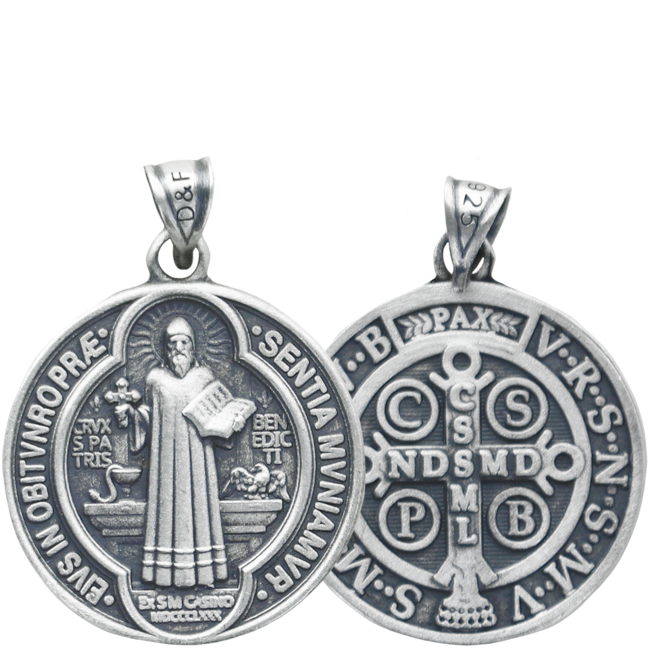 Médaille en argent 925 °/°° vieilli 2 faces de saint Benoît. Livrée en boîte.