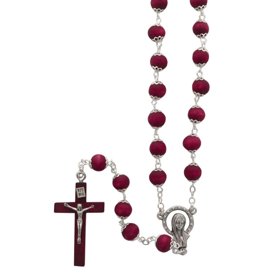Chapelet sur chaine de couleur argentée grains rond en bois de rose Ø 8 mm, longueur jusqu'au coeur 43 cm, Croix avec Christ. Livré en boite.