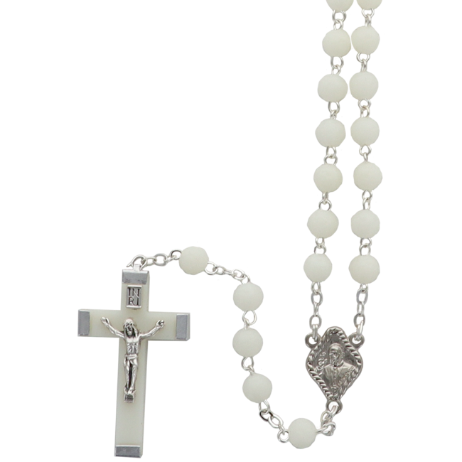 Chapelet sur chaine de couleur argentée, coeur avec le Pape François, grains ronds avec relief de rose Ø 6 mm fluorescents, longueur jusqu'au coeur 33 cm, croix avec Christ métal. Livré en boite