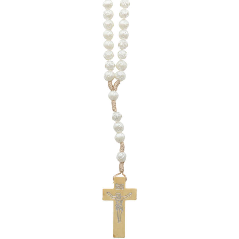 Chapelet sur corde grains en plastique blancs forme rose Ø 8 mm, longueur au cœur 22 cm, croix avec Christ imprimé.