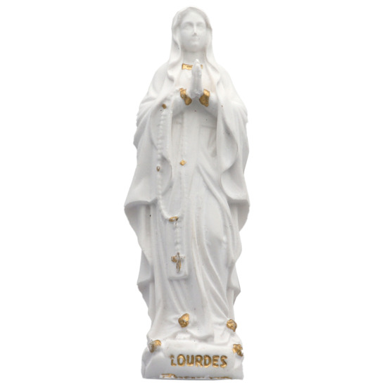 Statue en résine blanche avec des touches de couleur dorée de Notre Dame de Lourdes. H 9 cm.