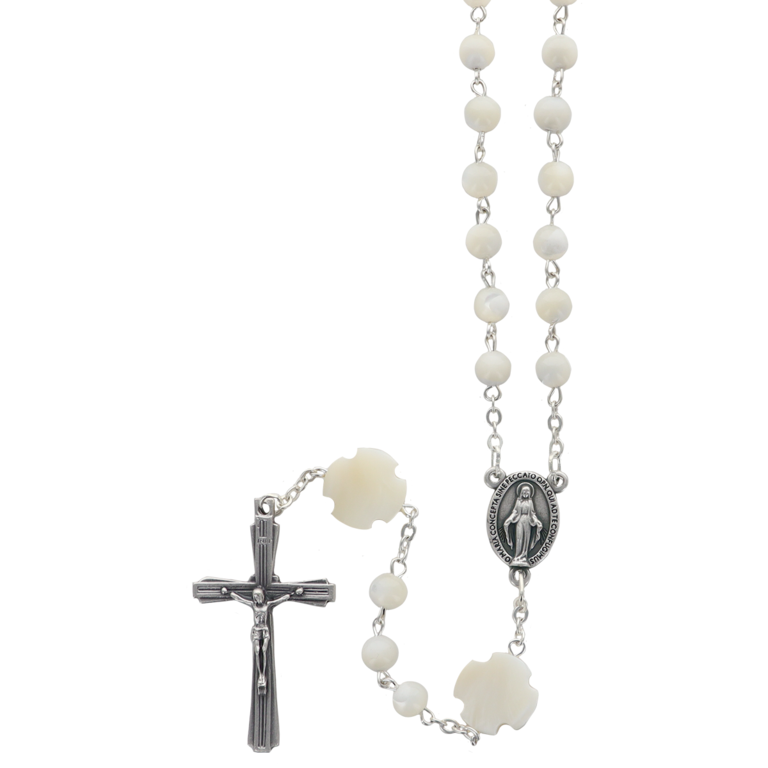 Chapelet en nacre,  grains Ø 6 mm et pater en forme de croix, chaîne couleur argentée, longueur au cœur 35 cm, coeur et croix métal avec Christ. Livré en boîte.