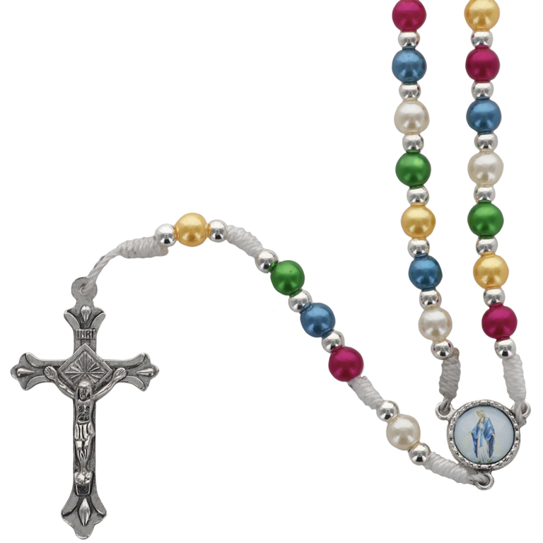 Chapelet sur corde grains ronds multicolores Ø 5 mm, longueur jusqu'au coeur 28 cm, coeur résine Croix avec Christ en métal.