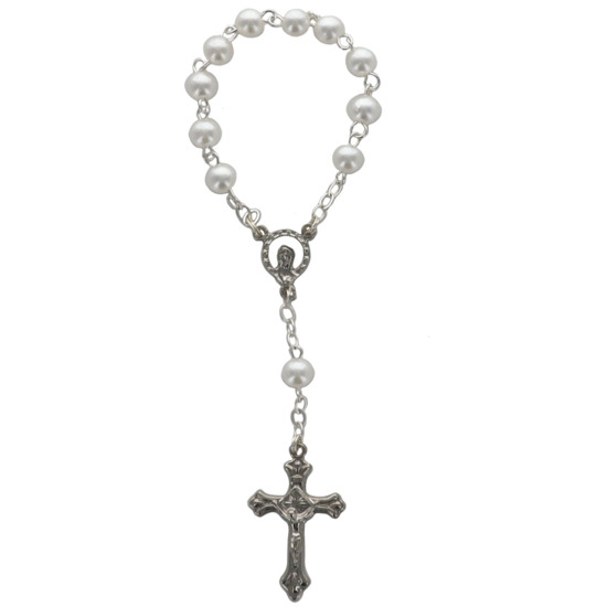 Dizainier sur chaîne grains ronds de couleur blanc Ø 6 mm, croix métal avec Christ.